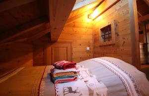 Chalets Chalet with Ski Slope Views, Jacuzzi & Cinema Room : photos des chambres