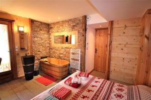 Chalets Chalet with Ski Slope Views, Jacuzzi & Cinema Room : Chalet