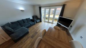 Large 6 bed house - 6 Bedrooms - Parking WIFI 6 smart TVs 3 shower rooms 4 WCs