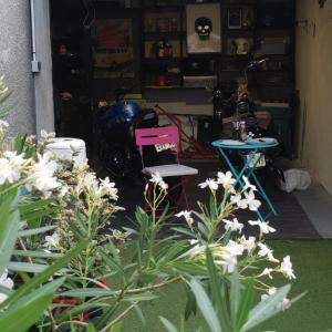 Maison 48m2 deux chambres cour privé et personnelle pour motos ou voitures 5 Pers proche mairie et bus tram