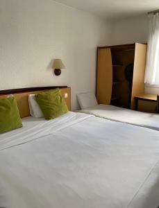 Hotels Kyriad Le Blanc-Mesnil : Chambre 1 Lit Double et 1 Lit Junior