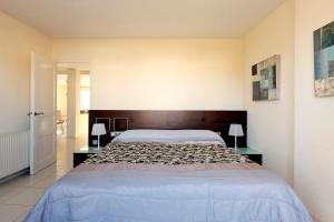 Three-Bedroom Apartment room in Maurici Park