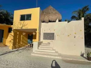 Casa con arte, mar y alberca - Tebon