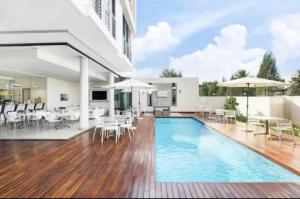Modern Luxury apartment in Hyde Park, Sandton