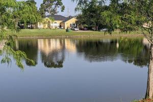 Port Saint Lucie A Little Piece Of Heaven- Peaceful Lake view Apartment- 1 min from I95 and Turnpike