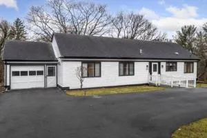 Cayuga bungalow on lake—sleeps 13—outdoor firepit - Lansing