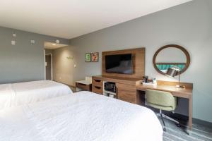Queen Room with Two Queen Beds - Hearing Access/Non-Smoking room in Hampton Inn Madison OH