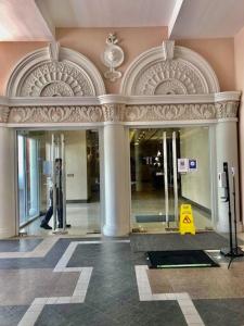 Luxury BGC Condo in Taguig, McKinley - Covered Parking and WiFi FREE