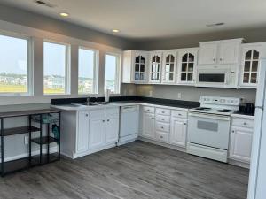 Holden Beach House Second Row with surround views!