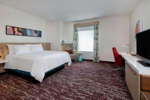 King Room with Tub - Mobility and Hearing Access room in Hilton Garden Inn Longmont - BRAND NEW!