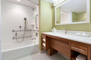 Queen Studio - Mobility Accessible room in Home2 Suites by Hilton Gillette