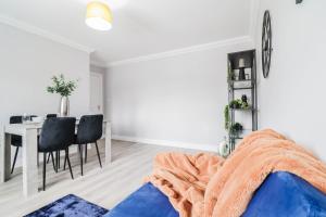 Modern House with Gated Driveway and Free WiFi