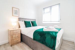 Modern House with Gated Driveway and Free WiFi