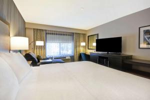King Room with King Bed - Non-Smoking room in Hampton Inn & Suites Los Angeles Burbank Airport