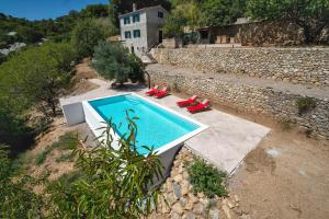 Crystal horizons retreat