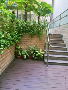 Henrys Newport Condotel