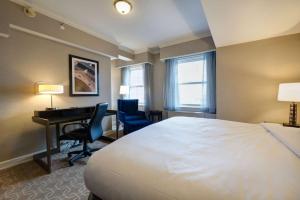King Room with Bath Tub - Mobility Access room in Hilton Milwaukee City Center