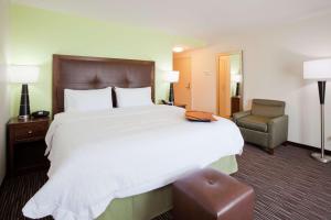 King Room with Sofa Bed - Non-Smoking room in Hampton Inn & Suites Minneapolis West/ Minnetonka
