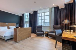 New Amsterdam Suite with Canal View room in Radisson Blu Hotel Amsterdam City Center