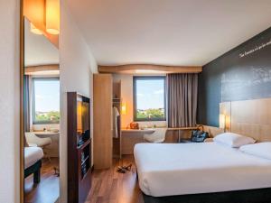 Hotels IBIS Cannes Mouans Sartoux Piscine parking gratuit : photos des chambres
