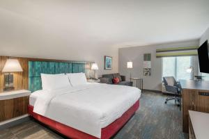 King Room with Sofa Bed - Hearing Accessible/Non-Smoking room in Hampton Inn New Philadelphia