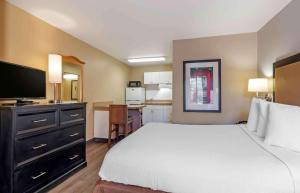 Queen Studio - Non-Smoking room in Extended Stay America Suites - Kansas City - Shawnee Mission