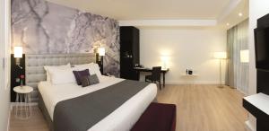 Superior Room with Runway View room in Radisson Blu Hotel East Midlands Airport