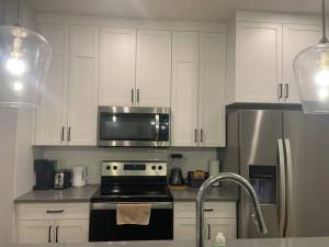 Luxurious 3 BR Villa with free parking - King Bed