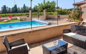 Maisons de vacances Nice Home In Violes With Outdoor Swimming Pool, Wifi And 3 Bedrooms : photos des chambres