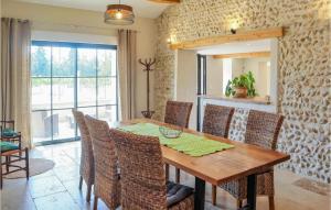 Maisons de vacances Nice Home In Violes With Outdoor Swimming Pool, Wifi And 3 Bedrooms : photos des chambres