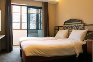 Phòng Hamilton Loại Sang Có Ban Công (Hamilton Deluxe Room with Balcony)