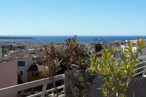 Terrasse et vue mer sur la baie de Cannes