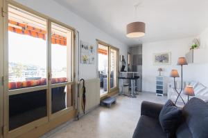 Studio avec grande terrasse ,et vue mer sur la baie de Cannes