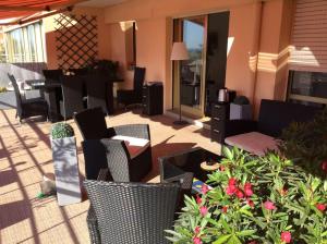 Studio avec grande terrasse ,et vue mer sur la baie de Cannes
