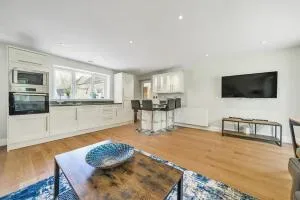 Country cottage & Tennis court - Roffey