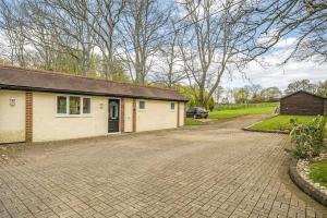 Country cottage & Tennis court