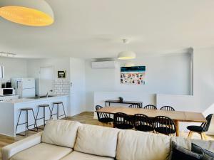 ACACIA - 6 Joy Tce Pets Welcome outside