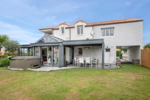 Maisons de vacances Maison avec jacuzzi pour 6 a Saint Brevin : photos des chambres