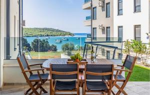 2 Bedroom Gorgeous Apartment In Banjole 