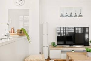 Sussex Suite Sunny City Living by Darling Harbour