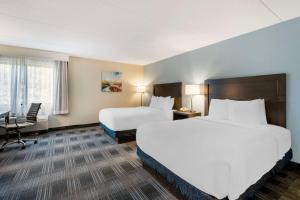 Queen Room with Two Queen Beds and Roll-In Shower- Mobility Access/Non-Smoking room in Best Western Mount Vernon