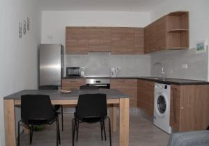 Cerviola Etrin Court