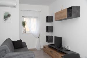 Cerviola Etrin Court