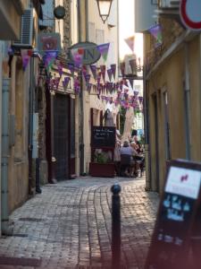 Hotels KYRIAD ORANGE Centre Ville - HOTEL & RESTAURANT & BAR - La Galerie d'Art des Princes - Provence Alpes Cote d'Azur - France - Proche A7-A9 - exit21- Chateauneuf-du-Pape Avignon Bollene Nimes - 24h-24h : photos des chambres