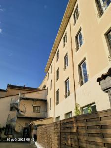 Hotels KYRIAD ORANGE Centre Ville - HOTEL & RESTAURANT & BAR - La Galerie d'Art des Princes - Provence Alpes Cote d'Azur - France - Proche A7-A9 - exit21- Chateauneuf-du-Pape Avignon Bollene Nimes - 24h-24h : photos des chambres