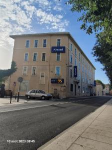Hotels KYRIAD ORANGE Centre Ville - HOTEL & RESTAURANT & BAR - La Galerie d'Art des Princes - Provence Alpes Cote d'Azur - France - Proche A7-A9 - exit21- Chateauneuf-du-Pape Avignon Bollene Nimes - 24h-24h : photos des chambres