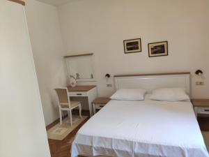 Apartments Milena - Beachside Stay in Poljana with Parking