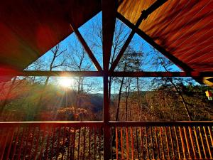 Mountain Mist - Secluded Cabin, MTN View, Hot Tub!