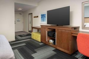 King Room with Roll-In Shower - Mobility and Hearing Access/Non-Smoking room in Hampton Inn Pittsburgh-Monroeville