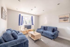 Spacious 4 Bed - Near Uxbridge, Heathrow & PARKING - By Tempstay